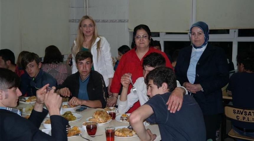 Şavşat'ta Bir Grup Kadın, &Ouml;ğrenci Yurdunu Ziyaret Etti