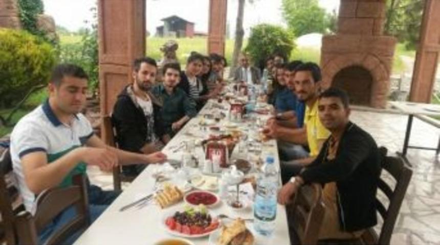 Y&uuml;ksekokul &Ouml;ğrencilerinden Eski Başkana Vefa