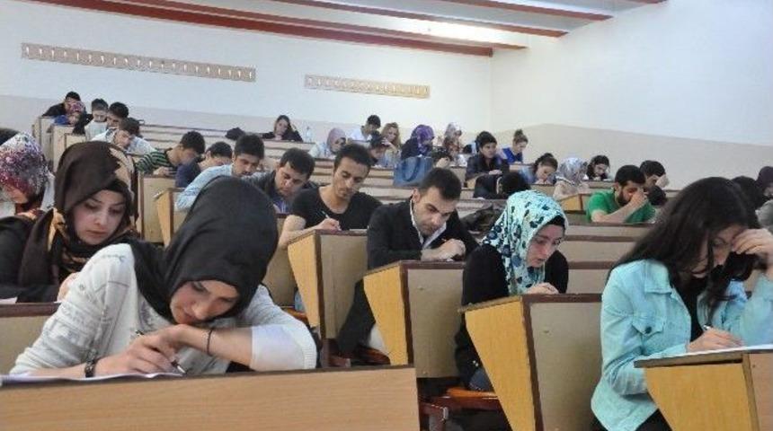 A&ccedil;ık&ouml;ğretim Fak&uuml;ltesi Yarıyıl Sonu Sınavı 40 Sınav Merkezinde Başarıyla Yapıldı