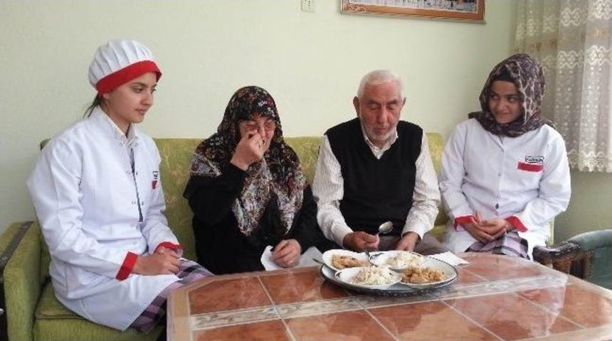 Lise &Ouml;ğrencileri, Yaşlı Ve Hastalara Yemek G&ouml;t&uuml;r&uuml;p Sağlık Kontrol&uuml;nden Ge&ccedil;iriyor