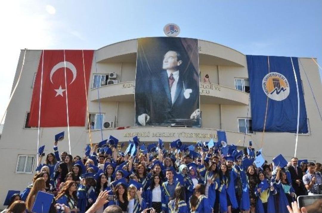 &Uuml;niversite &Ouml;ğrencilerinin Diploma Heyecanı