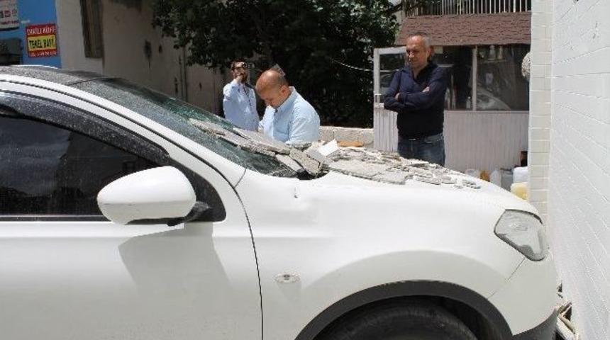 Fırtınadan Dolayı Bir Aracın &Uuml;zerine Duvar Fayansı D&uuml;şt&uuml;