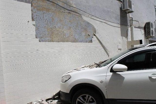 Fırtınadan Dolayı Bir Aracın &Uuml;zerine Duvar Fayansı D&uuml;şt&uuml; 1