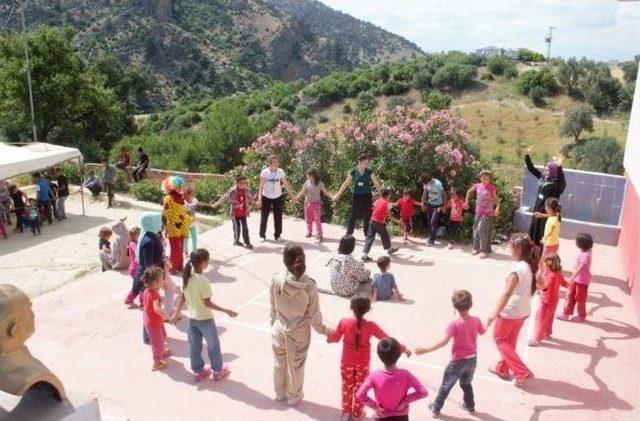 Uşak &Uuml;niversiteli &Ouml;ğrenciler Madencilerin &Ccedil;ocuklarını Unutmadı 1