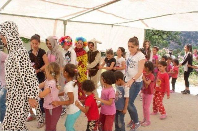 Uşak &Uuml;niversiteli &Ouml;ğrenciler Madencilerin &Ccedil;ocuklarını Unutmadı 2