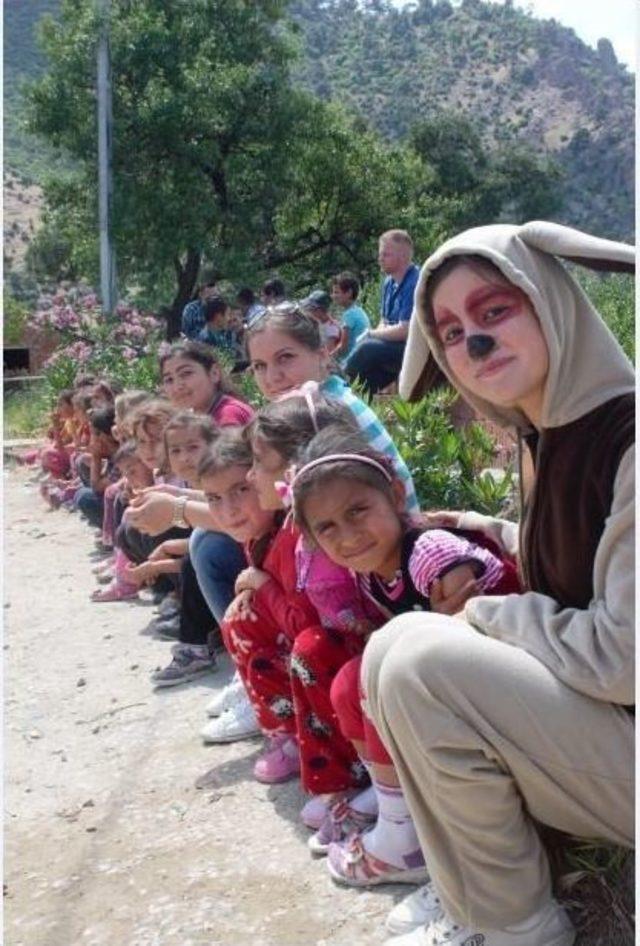 Uşak &Uuml;niversiteli &Ouml;ğrenciler Madencilerin &Ccedil;ocuklarını Unutmadı 3