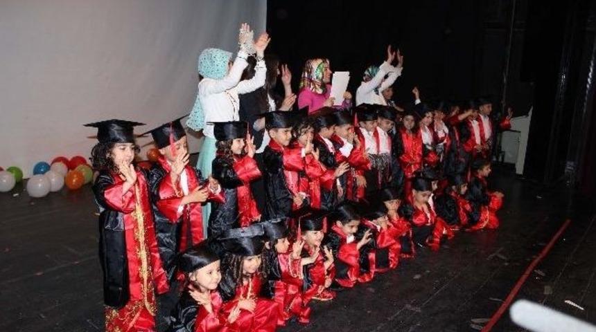 Miniklerin Yılsonu G&ouml;sterisi B&uuml;y&uuml;ledi