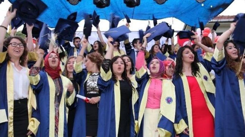 Y&uuml;ksekokul&rsquo;da Mezuniyet T&ouml;reni