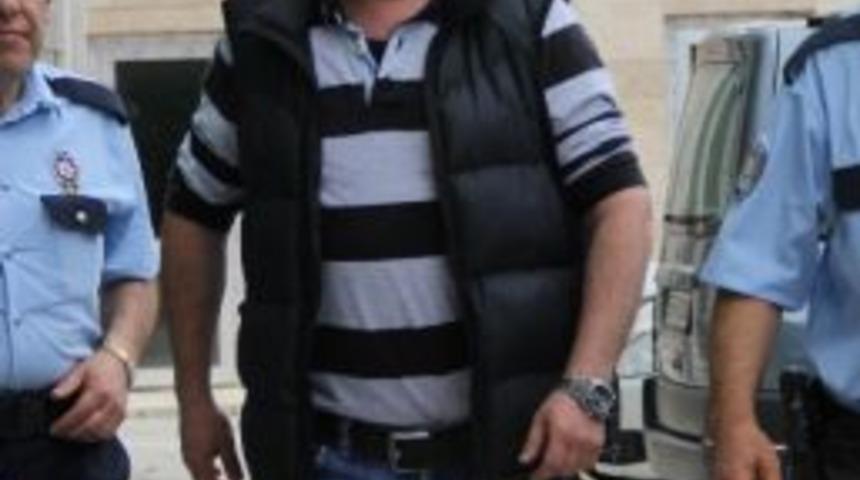 Eniştesi İle Kavga Edip Aracının Camlarını Kırdı