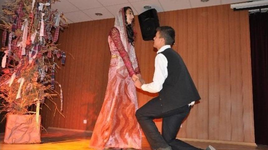 Derik Lisesi &Ouml;ğrencilerden Tiyatro G&ouml;sterisi