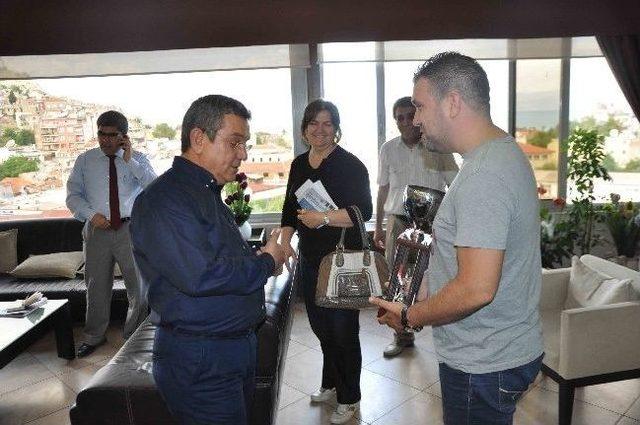 Şampiyon Adag&uuml;c&uuml;&rsquo;nden Başkan Kayalı&rsquo;ya Ziyaret 1