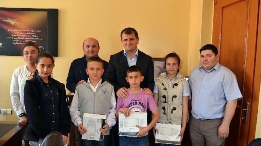 Başarı Tabletle &Ouml;d&uuml;llendirildi