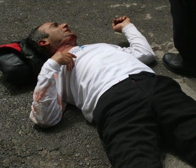 Afyonkarahisar&rsquo;da Bı&ccedil;aklı Kavga: 2 Yaralı 1