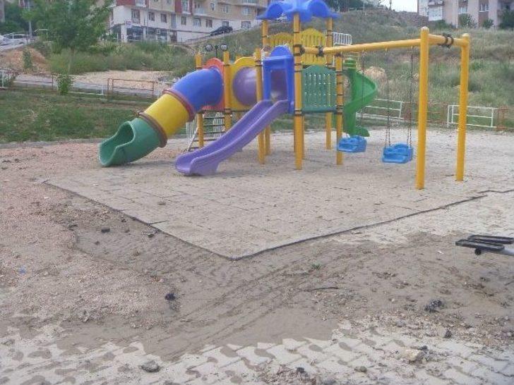 Sağanak Yağmur Çocuk Oyun Alanını Tahrip Etti G2