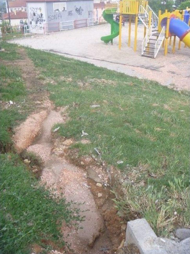 Sağanak Yağmur Çocuk Oyun Alanını Tahrip Etti G4