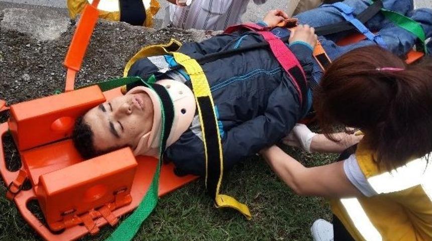 Bisiklet Sürücüsü Otobüs Durağına Çarptı