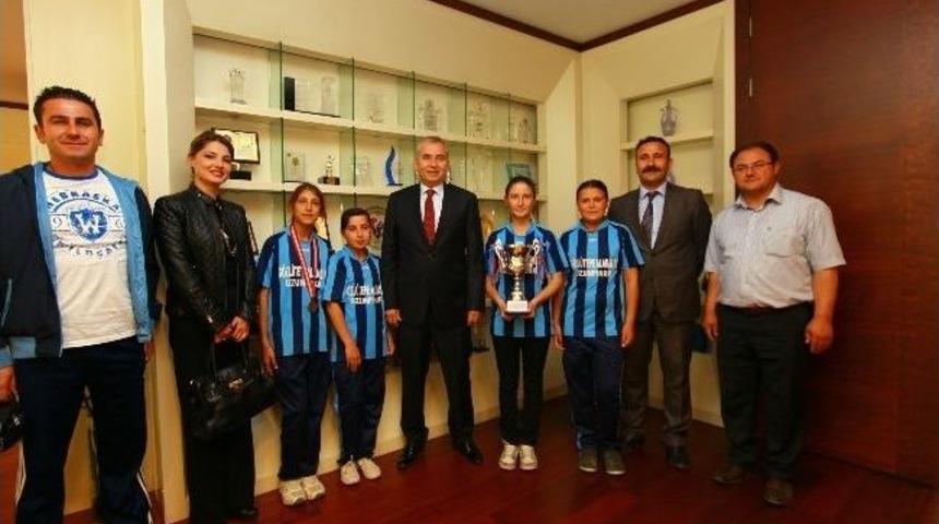 Başarılı Sporculardan Başkan Zolan&rsquo;a Ziyaret