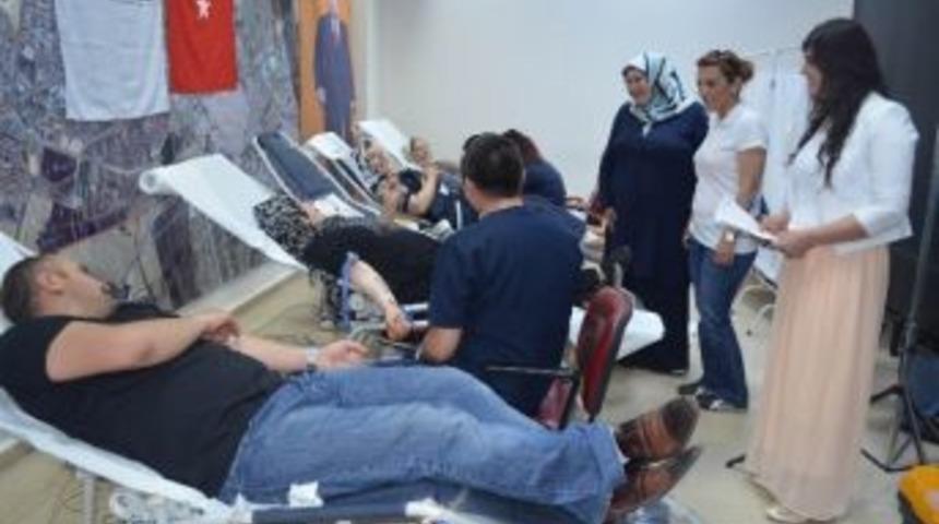 Ak Parti&rsquo;li Kadınlar Kan Verdi