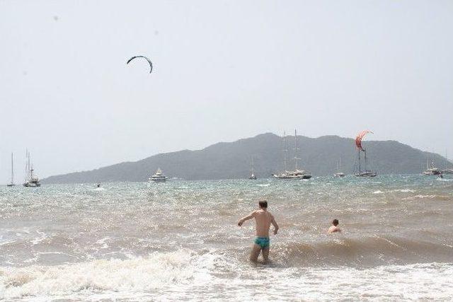 Turistler Fırtınaya Aldırmadı 1