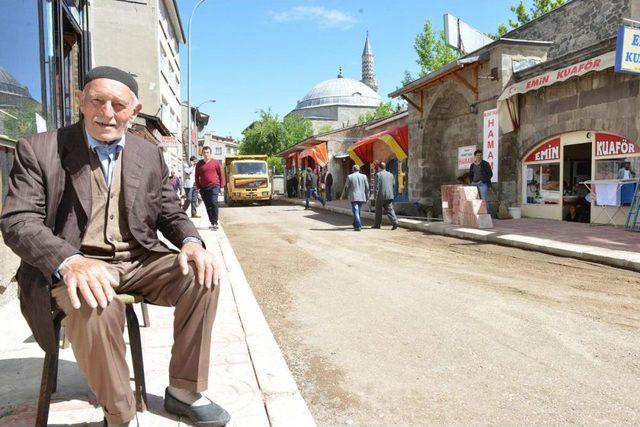 Yakutiye Belediyesi Erzincan Kapı'yı Düzenliyor