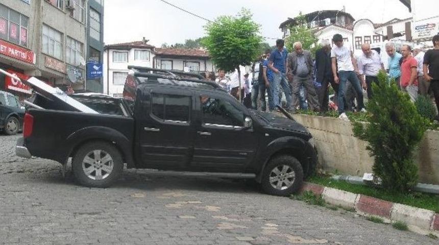 Freni Patlayan Ara&ccedil; Elektrik Direğine &Ccedil;arptı