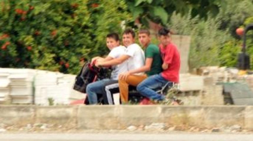 4 Gencin Motor &Uuml;zerinde Tehlikeli Yolculuğu