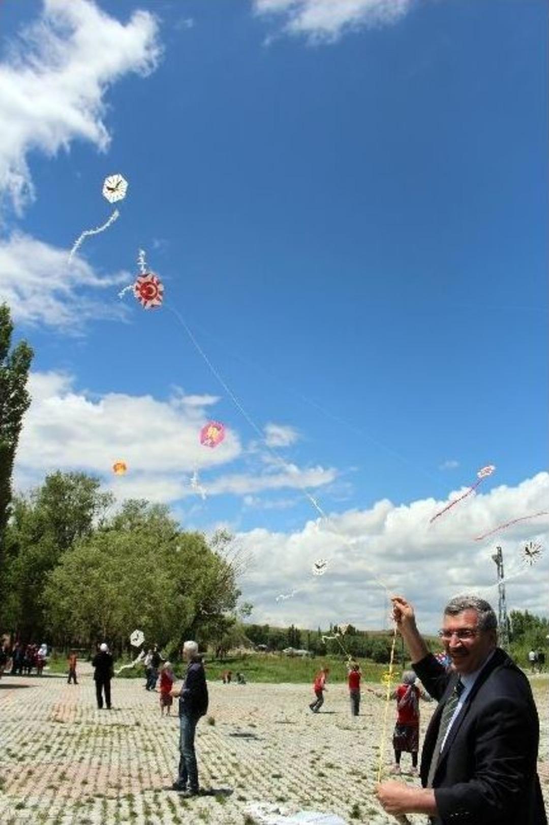M&uuml;d&uuml;r Dursun &Ouml;ğrencilerle U&ccedil;urtma U&ccedil;urdu