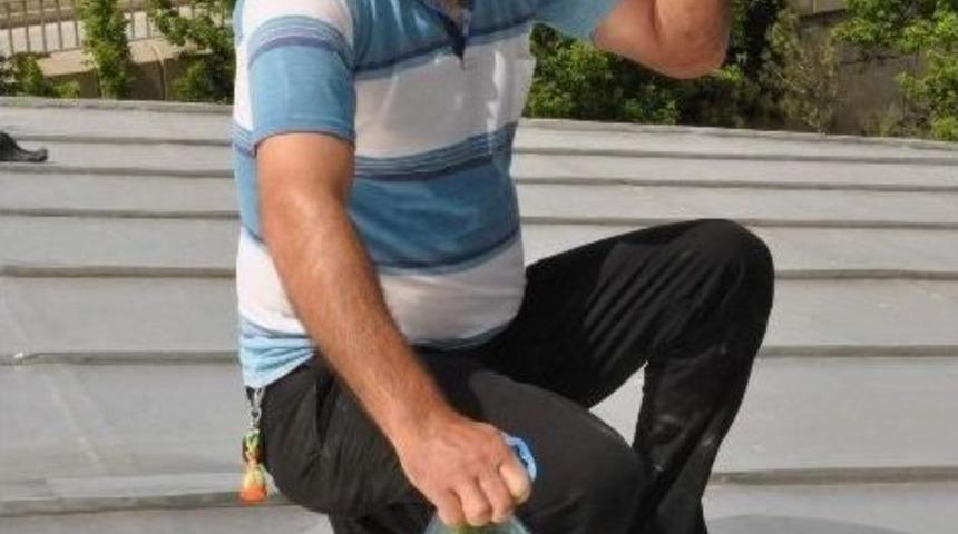 Maaşını Alamayan İnşaat İş&ccedil;isi Eline Benzin Alıp &Ccedil;atıya &Ccedil;ıktı