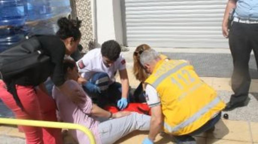 İş Makinesi Motosiklete &Ccedil;arptı: 3 Yaralı