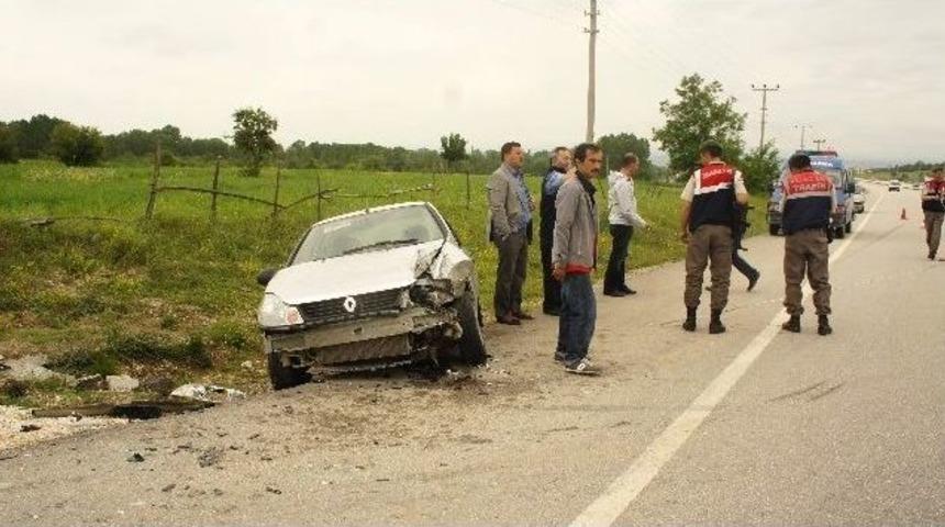 Otomobil Kamyonun Damperinin Altına Girdi
