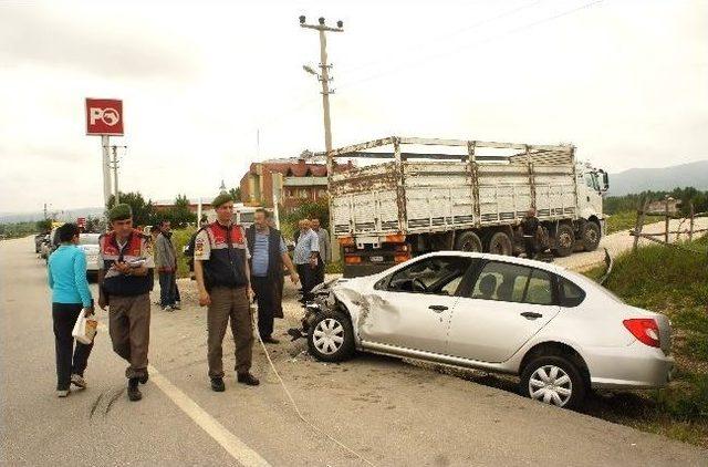 Otomobil Kamyonun Damperinin Altına Girdi