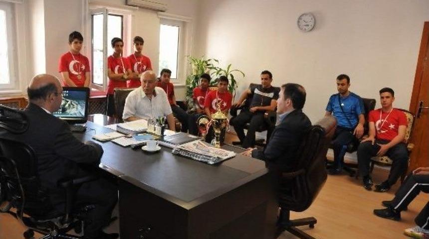 Şampiyon Takım Valiliği Ziyaret Etti
