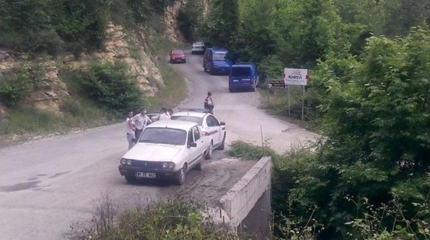 Botları Taşıyan R&ouml;mork Devrildi, 5 Kişi Dereye Yuvarlanarak Yaralandı