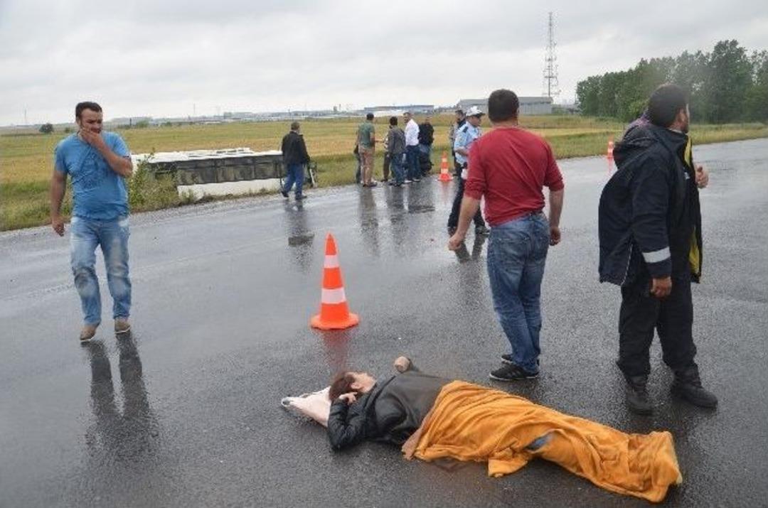İş&ccedil;i Servisi, &Ouml;nce Minib&uuml;sten İnen Yayaya &Ccedil;arptı Sonra Takla Attı: 6 Yaralı