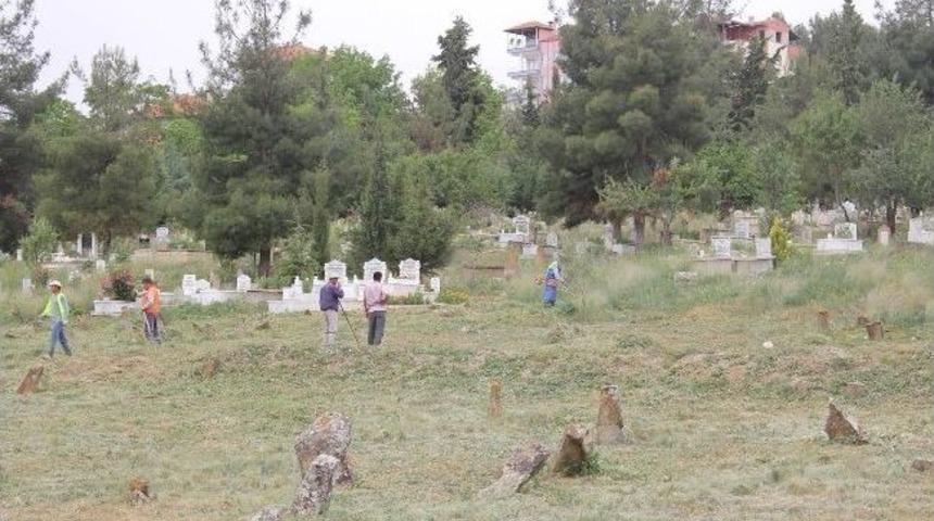 Korkuteli&rsquo;de Mezarlıklar Bakıma Alındı