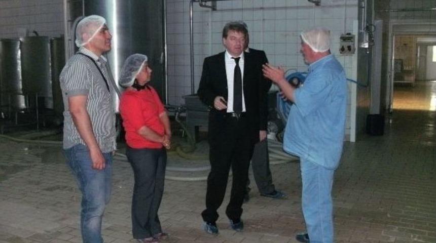 Korkuteli Kaymakamı S&uuml;t &Uuml;r&uuml;nleri Fabrikasında İncelemelerde Bulundu