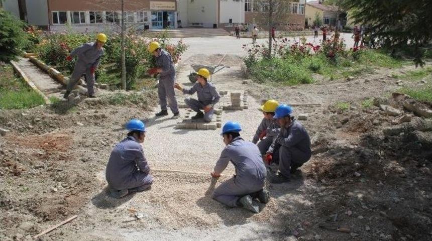 İnşaat B&ouml;l&uuml;m&uuml; &Ouml;ğrencileri Parke Taşı D&ouml;ş&uuml;yor, Demir Bağlıyor