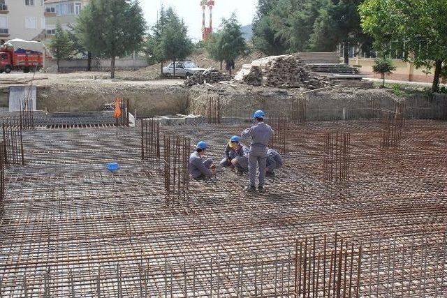 İnşaat Bölümü Öğrencileri Parke Taşı Döşüyor, Demir Bağlıyor