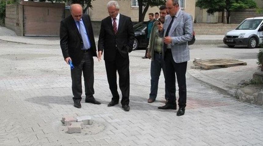 Yol Ve Kaldırım &Ccedil;alışmaları Devam Ediyor