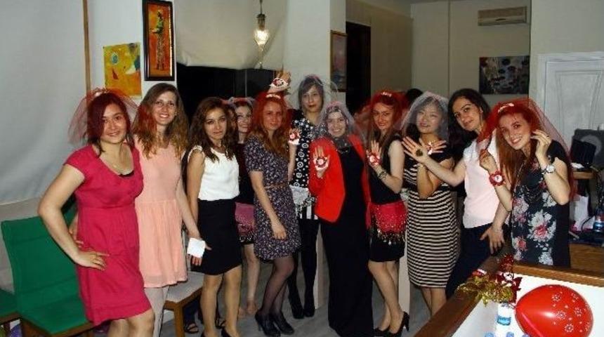 Kız &Ouml;ğrencilerin Mezuniyet Kınası