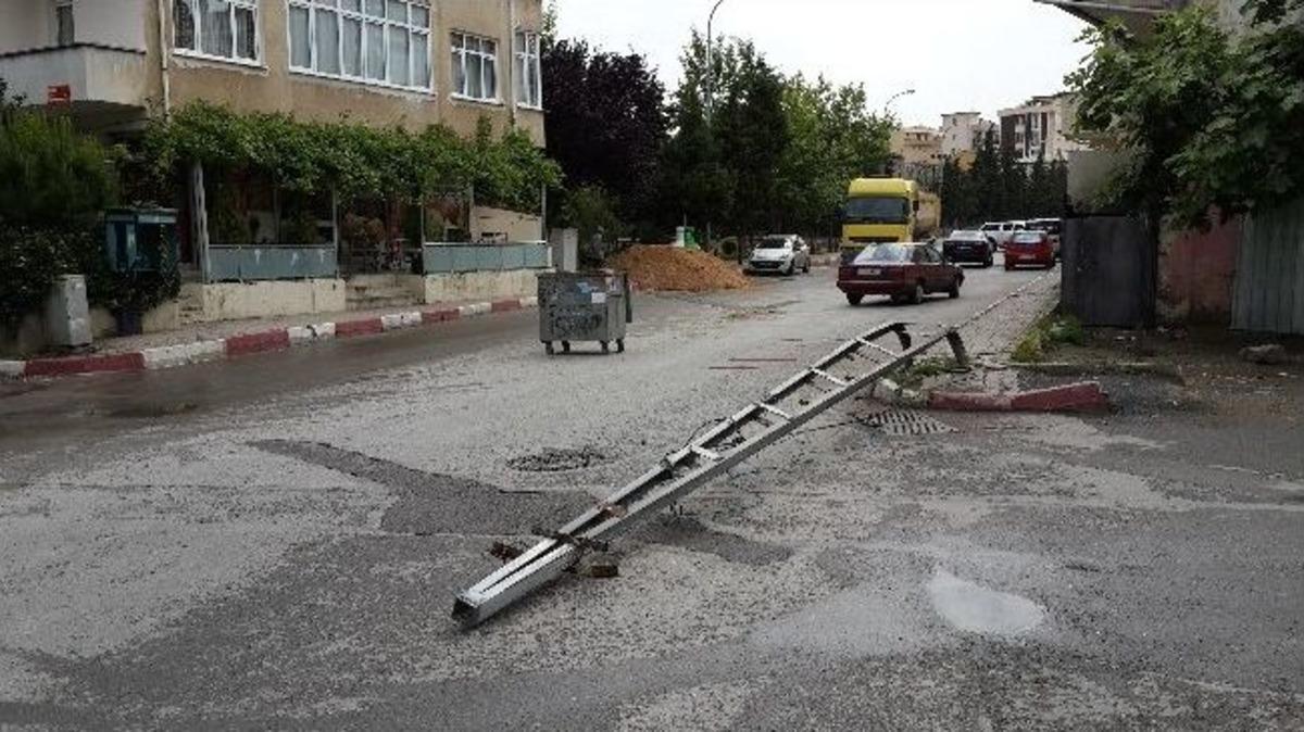 Damperi A&ccedil;ık Unutulan Kamyon Mahalleyi Elektriksiz Bıraktı