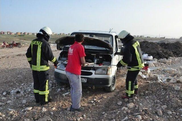 Kamyonetin Motoruna Giren Yılanı İtfaiye Çıkardı