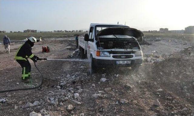 Kamyonetin Motoruna Giren Yılanı İtfaiye Çıkardı