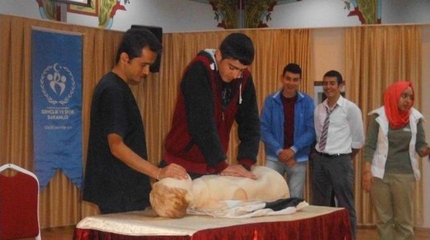 Başhekim İnce&ccedil;ayır Gen&ccedil;lere İlkyardım Eğitimi Verdi