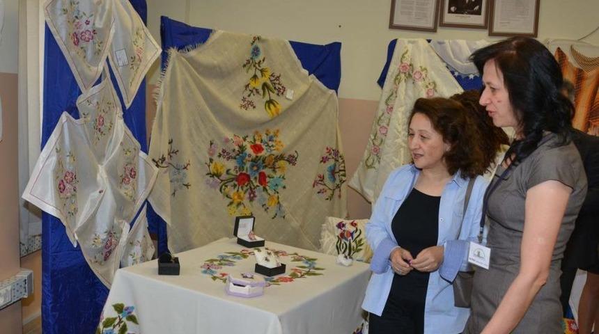 Nihan &Ouml;zt&uuml;rk, Kepez &Ccedil;amlıbel Halk Eğitimi Merkezi Sergisini A&ccedil;tı