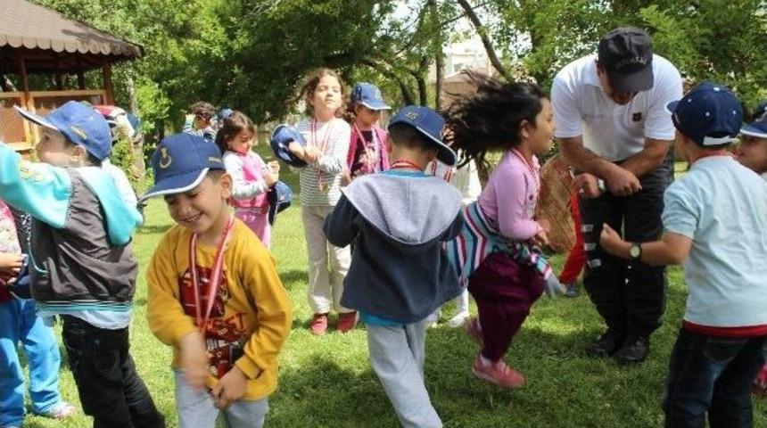 Minik &Ouml;ğrenciler Kışlada &ldquo;gangnam Style&rdquo; Dansı Yaptı