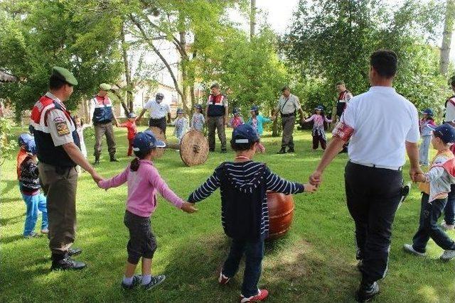 Minik &Ouml;ğrenciler Kışlada &ldquo;gangnam Style&rdquo; Dansı Yaptı 3