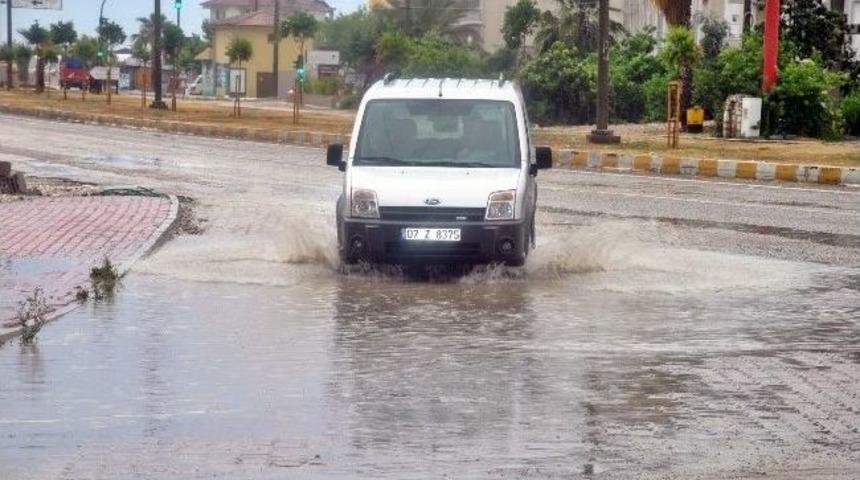 Antalya&rsquo;da Sağanak Yağış Etkili Oldu