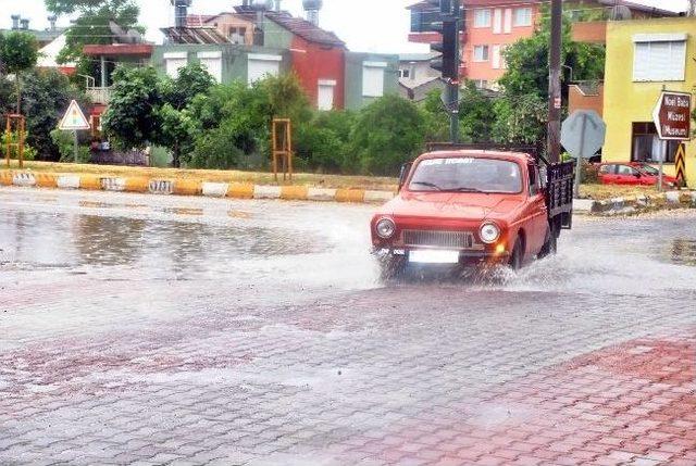 Antalya’da Sağanak Yağış Etkili Oldu