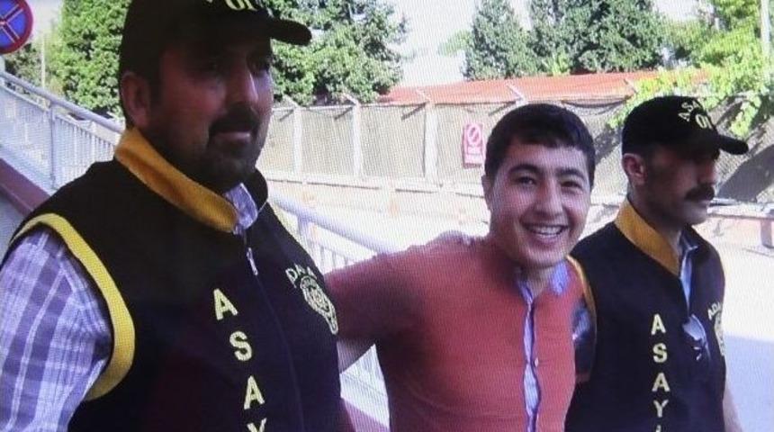 Hırsız Dil &Ccedil;ıkartıp, G&ouml;r&uuml;nt&uuml;s&uuml;n&uuml;n İnternette Kullanılmasını İstedi